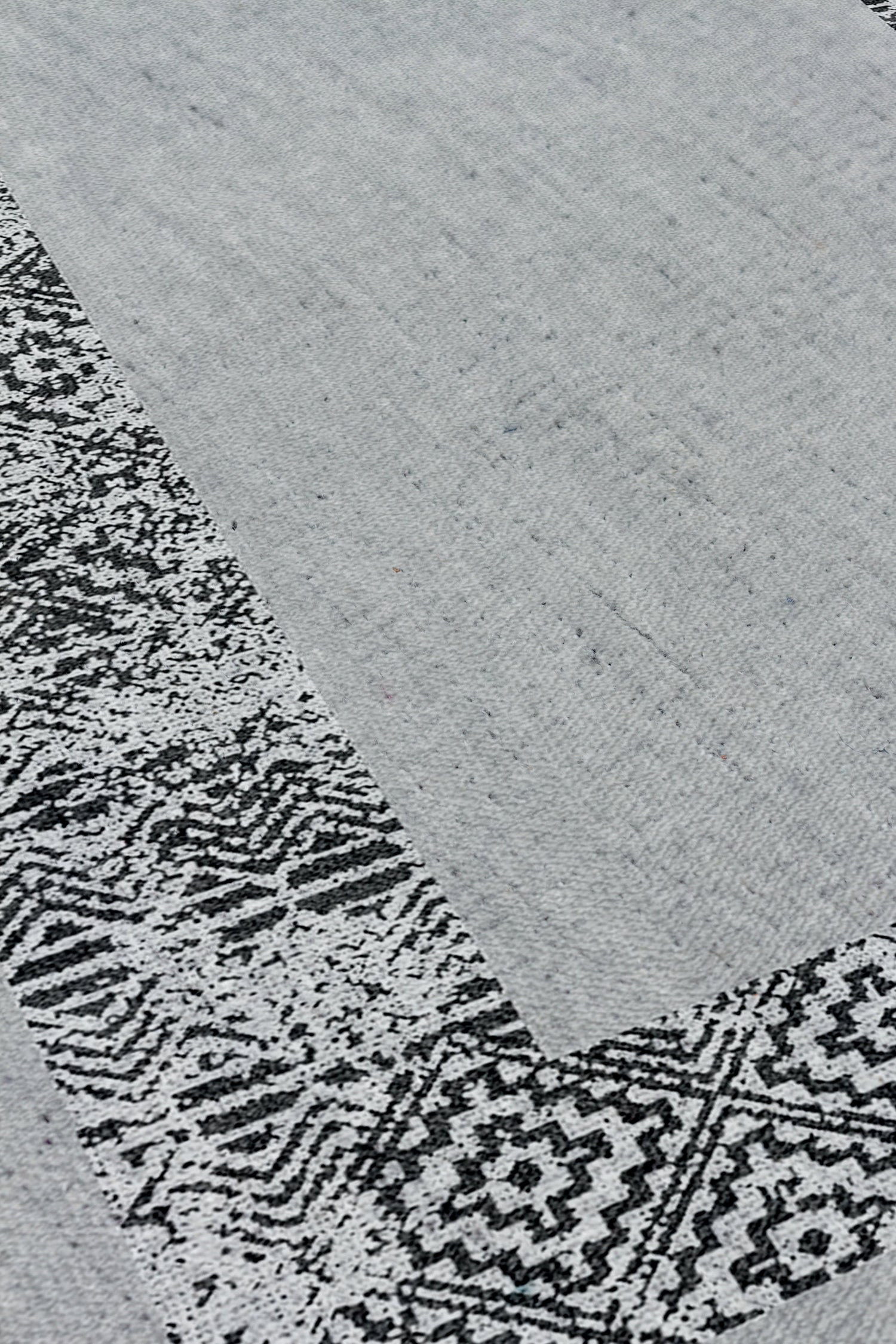 Arte M140 - Chenille Rug