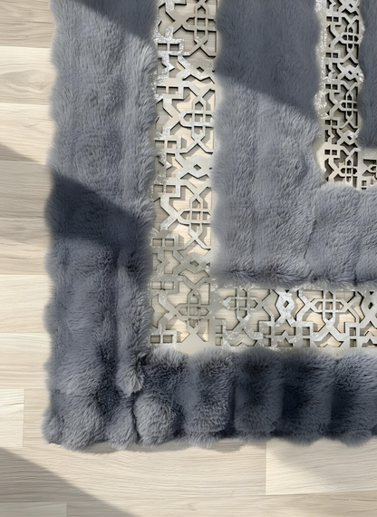 Royal Serisi Turmalin - El İşçiliği ile Tavşan Post ve Varaklı Deri Dekoratif Halı